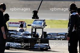 Pastor Maldonado (VEN) Williams FW34 changes his front wing. 05.02.2013. Formula One Testing, Day One, Jerez, Spain.