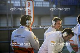 Sahara Force India F1 Team mechanics in the pits. 06.02.2013. Formula One Testing, Day Two, Jerez, Spain.