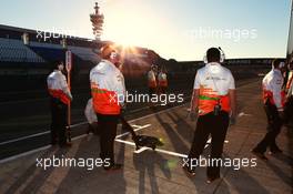 Sahara Force India F1 Team mechanics in the pits. 06.02.2013. Formula One Testing, Day Two, Jerez, Spain.