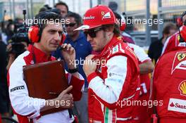 Fernando Alonso (ESP) Ferrari with Andrea Stella (ITA) Ferrari Race Engineer on the grid. 13.10.2013. Formula 1 World Championship, Rd 15, Japanese Grand Prix, Suzuka, Japan, Race Day.