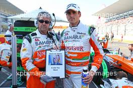 Adrian Sutil (GER) Sahara Force India F1 and Neil Dickie (GBR) Sahara Force India F1 Team with a tribute to Maria De Villota on the grid. 13.10.2013. Formula 1 World Championship, Rd 15, Japanese Grand Prix, Suzuka, Japan, Race Day.