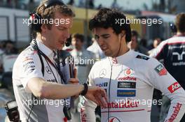 Sergio Perez (MEX) McLaren with Mark Temple (GBR) McLaren Race Engineer on the grid. 13.10.2013. Formula 1 World Championship, Rd 15, Japanese Grand Prix, Suzuka, Japan, Race Day.