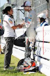 Nico Hulkenberg (GER) Sauber with Monisha Kaltenborn (AUT) Sauber Team Principal on the grid. 13.10.2013. Formula 1 World Championship, Rd 15, Japanese Grand Prix, Suzuka, Japan, Race Day.
