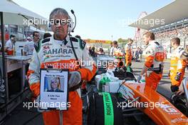 Neil Dickie (GBR) Sahara Force India F1 Team on the grid with a tribute to Maria De Villota. 13.10.2013. Formula 1 World Championship, Rd 15, Japanese Grand Prix, Suzuka, Japan, Race Day.