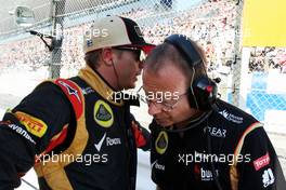 (L to R): Kimi Raikkonen (FIN) Lotus F1 Team with Mark Slade (GBR) Lotus F1 Team Race Engineer on the grid. 13.10.2013. Formula 1 World Championship, Rd 15, Japanese Grand Prix, Suzuka, Japan, Race Day.