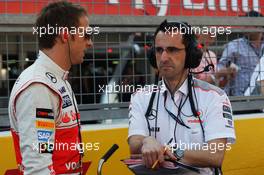 (L to R): Jenson Button (GBR) McLaren with Dave Robson (GBR) McLaren Race Engineer on the grid.  13.10.2013. Formula 1 World Championship, Rd 15, Japanese Grand Prix, Suzuka, Japan, Race Day.