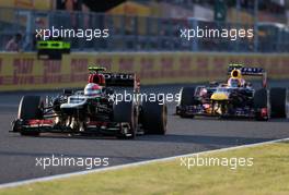 Romain Grosjean (FRA), Lotus F1 Team and Mark Webber (AUS), Red Bull Racing  13.10.2013. Formula 1 World Championship, Rd 15, Japanese Grand Prix, Suzuka, Japan, Race Day.