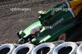 Giedo van der Garde (NLD) Caterham CT03 crashes out at the start of the race. 13.10.2013. Formula 1 World Championship, Rd 15, Japanese Grand Prix, Suzuka, Japan, Race Day.