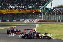 Mark Webber (AUS) Red Bull Racing RB9 lesds Sergio Perez (MEX) McLaren MP4-28. 12.10.2013. Formula 1 World Championship, Rd 15, Japanese Grand Prix, Suzuka, Japan, Qualifying Day.