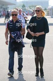 Valtteri Bottas (FIN) Williams with girlfriend Emilia Pikkarainen (FIN) Swimmer. 12.10.2013. Formula 1 World Championship, Rd 15, Japanese Grand Prix, Suzuka, Japan, Qualifying Day.