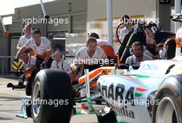 Sahara Force India Formula One Team mechanics 12.10.2013. Formula 1 World Championship, Rd 15, Japanese Grand Prix, Suzuka, Japan, Qualifying Day.