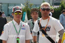 Kimiya Sato (JPN) Sauber Reserve Driver (Left). 13.10.2013. Formula 1 World Championship, Rd 15, Japanese Grand Prix, Suzuka, Japan, Race Day.