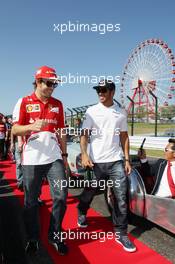 (L to R): Fernando Alonso (ESP) Ferrari and Lewis Hamilton (GBR) Mercedes AMG F1 on the drivers parade. 13.10.2013. Formula 1 World Championship, Rd 15, Japanese Grand Prix, Suzuka, Japan, Race Day.