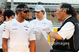 Lewis Hamilton (GBR) Mercedes AMG F1 with Hiroshi Kaneko (JPN) Photographer. 10.10.2013. Formula 1 World Championship, Rd 15, Japanese Grand Prix, Suzuka, Japan, Preparation Day.