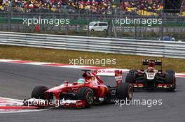 Fernando Alonso (ESP) Ferrari F138 leads Kimi Raikkonen (FIN) Lotus F1 E21. 06.10.2013. Formula 1 World Championship, Rd 14, Korean Grand Prix, Yeongam, South Korea, Race Day.
