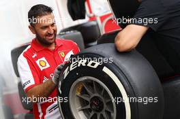 Ferrari mechanic with a Pirelli tyre. 05.10.2013. Formula 1 World Championship, Rd 14, Korean Grand Prix, Yeongam, South Korea, Qualifying Day.