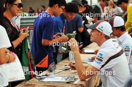Nico Hulkenberg (GER) Sauber signs autographs for the fans. 05.10.2013. Formula 1 World Championship, Rd 14, Korean Grand Prix, Yeongam, South Korea, Qualifying Day.