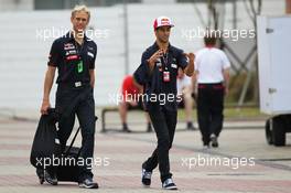 Daniel Ricciardo (AUS) Scuderia Toro Rosso with Stuart Smith (AUS) Scuderia Toro Rosso Physio. 06.10.2013. Formula 1 World Championship, Rd 14, Korean Grand Prix, Yeongam, South Korea, Race Day.