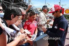 Daniel Ricciardo (AUS) Scuderia Toro Rosso signs autographs for the fans. 24.05.2013. Formula 1 World Championship, Rd 6, Monaco Grand Prix, Monte Carlo, Monaco, Friday.