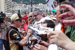 Kimi Raikkonen (FIN) Lotus F1 Team signs autographs for the fans. 24.05.2013. Formula 1 World Championship, Rd 6, Monaco Grand Prix, Monte Carlo, Monaco, Friday.