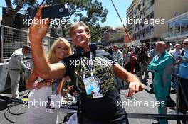 David Hasselhoff (USA) Actor with his girlfriend Hayley Roberts on the grid. 26.05.2013. Formula 1 World Championship, Rd 6, Monaco Grand Prix, Monte Carlo, Monaco, Race Day.