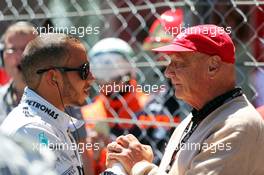 (L to R): Lewis Hamilton (GBR) Mercedes AMG F1 with Niki Lauda (AUT) Mercedes Non-Executive Chairman on the grid. 26.05.2013. Formula 1 World Championship, Rd 6, Monaco Grand Prix, Monte Carlo, Monaco, Race Day.