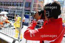 Rodolfo Gonzalez (VEN) Marussia F1 Team Reserve Driver tries his hand at photography. 26.05.2013. Formula 1 World Championship, Rd 6, Monaco Grand Prix, Monte Carlo, Monaco, Race Day.