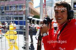 Rodolfo Gonzalez (VEN) Marussia F1 Team Reserve Driver tries his hand at photography. 26.05.2013. Formula 1 World Championship, Rd 6, Monaco Grand Prix, Monte Carlo, Monaco, Race Day.