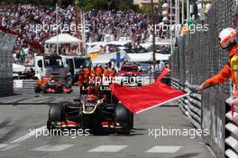 Kimi Raikkonen (FIN) Lotus F1 E21 passes red flags as the race is stopped. 26.05.2013. Formula 1 World Championship, Rd 6, Monaco Grand Prix, Monte Carlo, Monaco, Race Day.