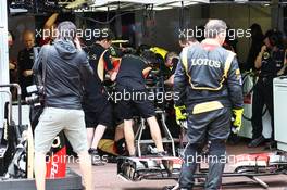 Lotus F1 Team mechanics finish repairing the Lotus F1 E21 of Romain Grosjean (FRA) Lotus F1 Team during qualifying. 25.05.2013. Formula 1 World Championship, Rd 6, Monaco Grand Prix, Monte Carlo, Monaco, Qualifying Day