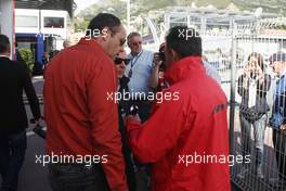(L to R): Gerhard Berger (AUT) with Nigel Roebuck (GBR) Journalist and Jean Alesi (FRA). 25.05.2013. Formula 1 World Championship, Rd 6, Monaco Grand Prix, Monte Carlo, Monaco, Qualifying Day