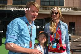 Mika Hakkinen (FIN) with girlfriend Marketa Remesova (CZE) and daughter Aina Julia. 25.05.2013. Formula 1 World Championship, Rd 6, Monaco Grand Prix, Monte Carlo, Monaco, Qualifying Day