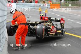 The Lotus F1 E21 of Romain Grosjean (FRA) Lotus F1 Team is craned away after he crashed in the third practice session. 25.05.2013. Formula 1 World Championship, Rd 6, Monaco Grand Prix, Monte Carlo, Monaco, Qualifying Day