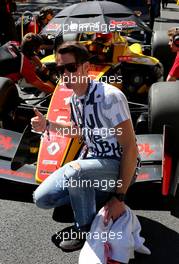 Thierry Neuville (BEL), WRC driver in front of the car of Stoffel Vandoorne (BEL) 26.05.2013. Formula 1 World Championship, Rd 6, Monaco Grand Prix, Monte Carlo, Monaco, Race Day.
