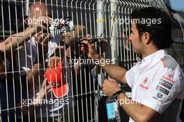 Sergio Perez (MEX) McLaren signs autographs for the fans. 23.05.2013. Formula 1 World Championship, Rd 6, Monaco Grand Prix, Monte Carlo, Monaco, Practice Day.
