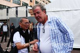 (L to R): Colin Syn (SIN) Deputy Chairman Singapore GP PTE Ltd with Jeremy Clarkson (GBR) Top Gear TV Presenter. 25.05.2013. Formula 1 World Championship, Rd 6, Monaco Grand Prix, Monte Carlo, Monaco, Qualifying Day