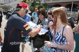 Daniel Ricciardo (AUS) Scuderia Toro Rosso signs autographs for the fans. 22.05.2013. Formula 1 World Championship, Rd 6, Monaco Grand Prix, Monte Carlo, Monaco, Preparation Day.