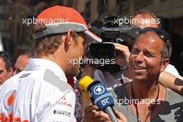 Jenson Button (GBR) McLaren with Kai Ebel (GER) RTL TV Presenter. 22.05.2013. Formula 1 World Championship, Rd 6, Monaco Grand Prix, Monte Carlo, Monaco, Preparation Day.