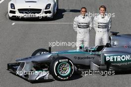 (L to R): Lewis Hamilton (GBR) Mercedes AMG F1 and team mate Nico Rosberg (GER) Mercedes AMG F1 with the new Mercedes AMG F1 W04. 04.02.2013. Mercedes AMG F1 W04 Launch, Jerez, Spain.