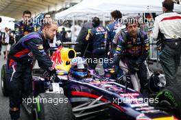 Sebastian Vettel (GER) Red Bull Racing RB9 heads onto the grid. 24.03.2013. Formula 1 World Championship, Rd 2, Malaysian Grand Prix, Sepang, Malaysia, Sunday.