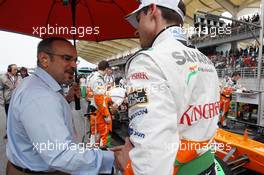 Adrian Sutil (GER) Sahara Force India F1 with HRH Prince Salman bin Hamad Al Khalifa, Crown Prince of Bahrain on the grid. 24.03.2013. Formula 1 World Championship, Rd 2, Malaysian Grand Prix, Sepang, Malaysia, Sunday.