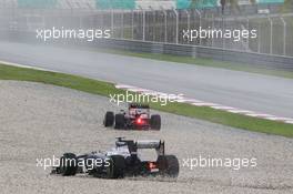 Mark Webber (AUS) Red Bull Racing RB9 and Valtteri Bottas (FIN) Williams FW35 go off in the wet on the sighting lap. 24.03.2013. Formula 1 World Championship, Rd 2, Malaysian Grand Prix, Sepang, Malaysia, Sunday.