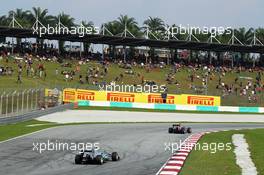 Mark Webber (AUS) Red Bull Racing RB9 leads Lewis Hamilton (GBR) Mercedes AMG F1 W04. 24.03.2013. Formula 1 World Championship, Rd 2, Malaysian Grand Prix, Sepang, Malaysia, Sunday.