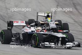 Pastor Maldonado (VEN) Williams FW35 and Esteban Gutierrez (MEX) Sauber C32. 24.03.2013. Formula 1 World Championship, Rd 2, Malaysian Grand Prix, Sepang, Malaysia, Sunday.