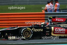 Kimi Raikkonen (FIN) Lotus F1 E21 and Sergio Perez (MEX) McLaren MP4-28 battle for position. 24.03.2013. Formula 1 World Championship, Rd 2, Malaysian Grand Prix, Sepang, Malaysia, Sunday.