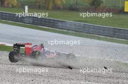 Daniel Ricciardo (AUS) Scuderia Toro Rosso STR8 spins off in the wet on the sighting lap. 24.03.2013. Formula 1 World Championship, Rd 2, Malaysian Grand Prix, Sepang, Malaysia, Sunday.