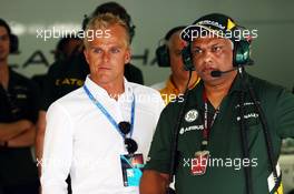 (L to R): Heikki Kovalainen (FIN) with Tony Fernandes (MAL) Caterham F1 Team. 23.03.2013. Formula 1 World Championship, Rd 2, Malaysian Grand Prix, Sepang, Malaysia, Saturday.