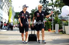 Daniel Ricciardo (AUS) Scuderia Toro Rosso with Stuart Smith (AUS) Scuderia Toro Rosso Physio. 20.09.2013. Formula 1 World Championship, Rd 13, Singapore Grand Prix, Singapore, Singapore, Practice Day.