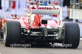 Fernando Alonso (ESP) Ferrari F138 running flow-vis paint on the rear wing. 20.09.2013. Formula 1 World Championship, Rd 13, Singapore Grand Prix, Singapore, Singapore, Practice Day.