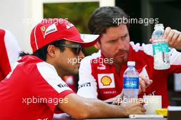 (L to R): Felipe Massa (BRA) Ferrari with Rob Smedley (GBR) Ferrari Race Engineer. 20.09.2013. Formula 1 World Championship, Rd 13, Singapore Grand Prix, Singapore, Singapore, Practice Day.